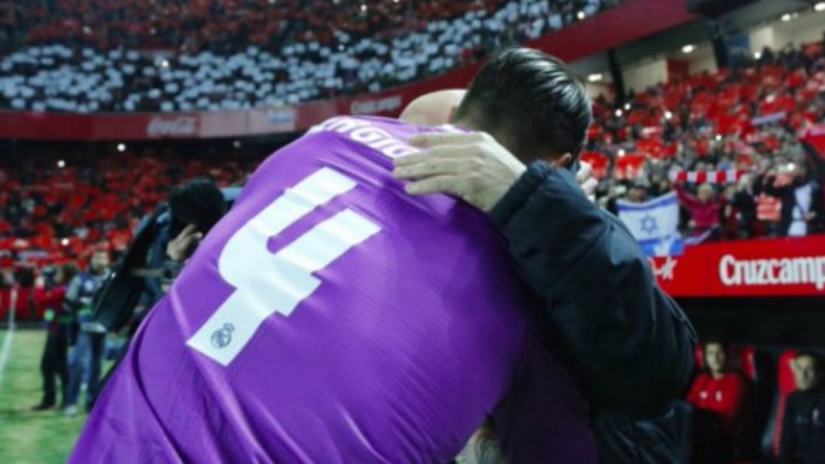 La desternillante cara de Sampaoli tras el mensaje secreto de Ramos causa furor
