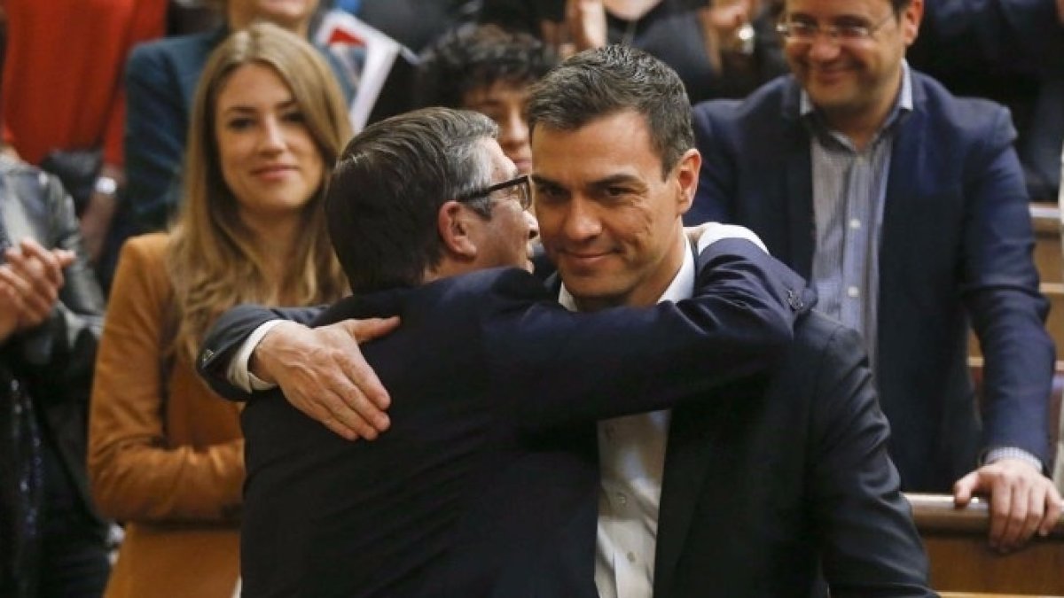 Patxi López y Pedro Sánchez, se abrazan en el Congreso. Eran otros tiempos.