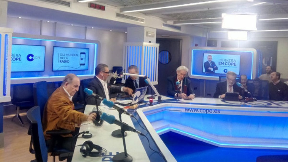García desarma a Herrera ante la divertida mirada de Gabilondo y Del Olmo