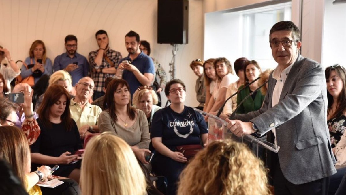 Patxi López, rodeado de militantes del PSOE en un acto de las primarias.