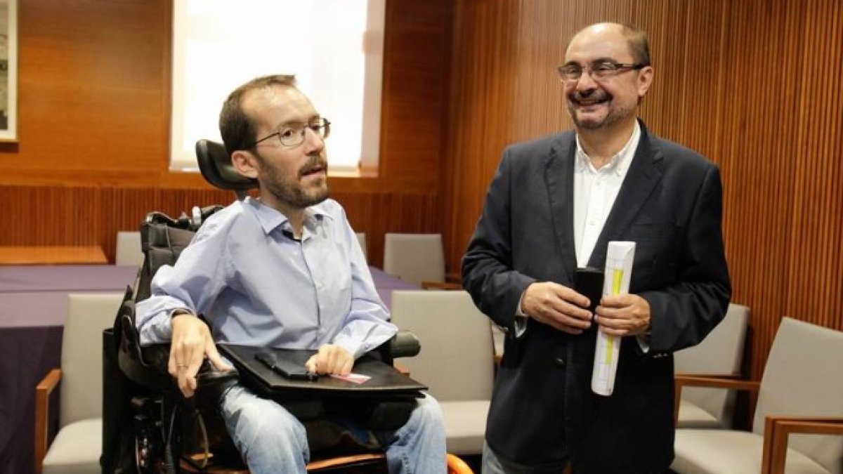 El presidente de Aragón, Javier Lambán, junto al líder de Podemos en la Comunidad, Pablo Echenique.