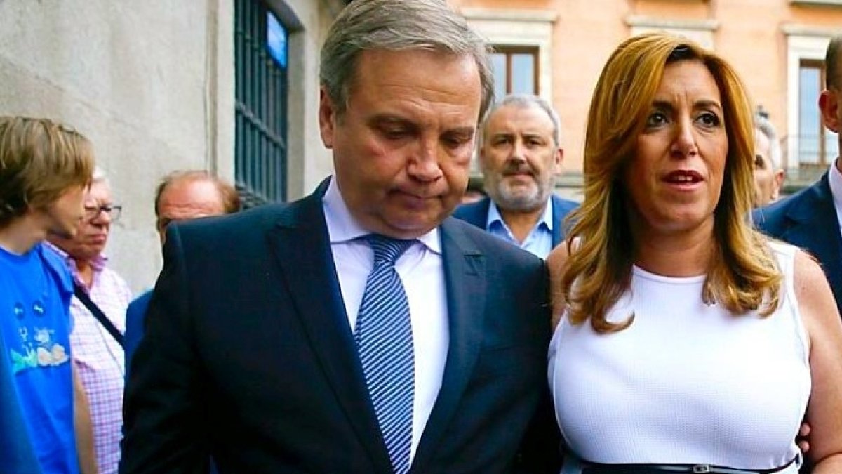Antonio Miguel Carmona, junto a Susana Díaz.
