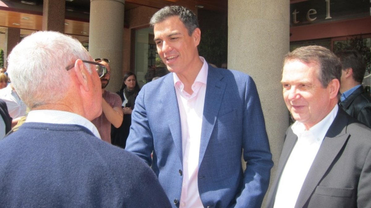 Sánchez y Caballero, juntos en Vigo en mayo de 2016, una imagen hoy impensable (EP)