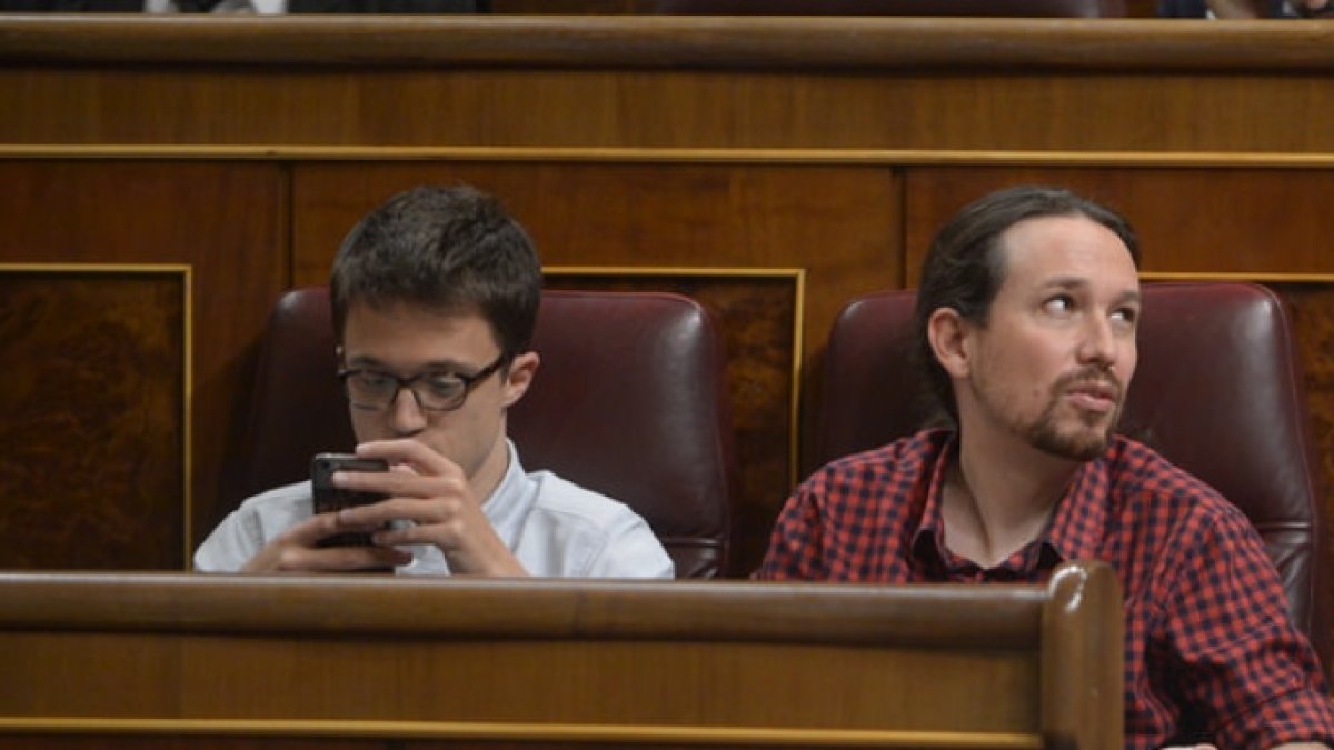 Un descolocado Iñigo Errejón, atento a su móvil en su escaño.