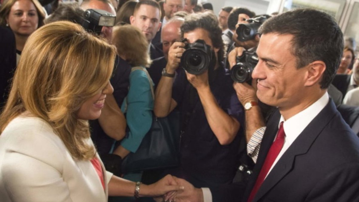 Eran otros tiempos: Susana Díaz y Pedro Sánchez, sonrientes.