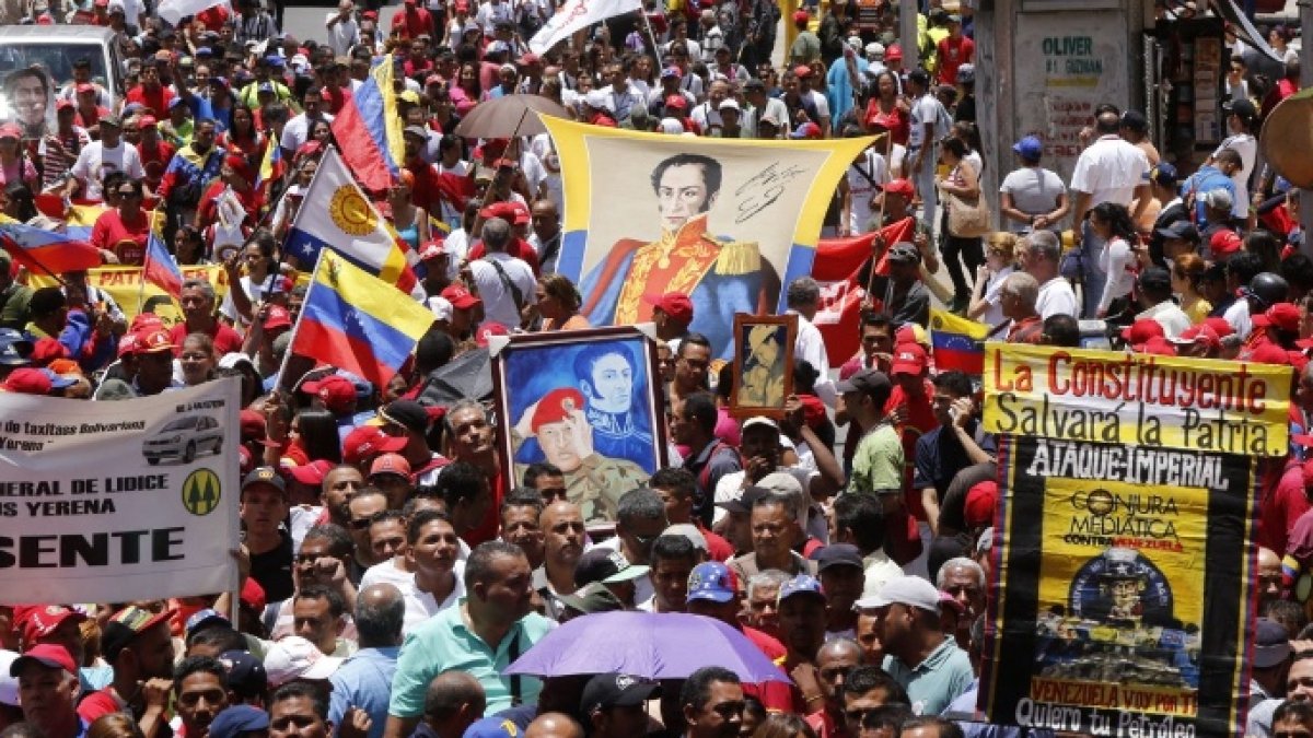Manifestantes prochavistas en apoyo de la Asamblea Constituyente.