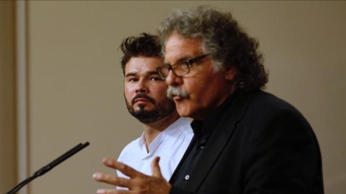 El diputado de ERC, Joan Tardá, junto a su compañero en el Congreso, Gabriel Rufián.