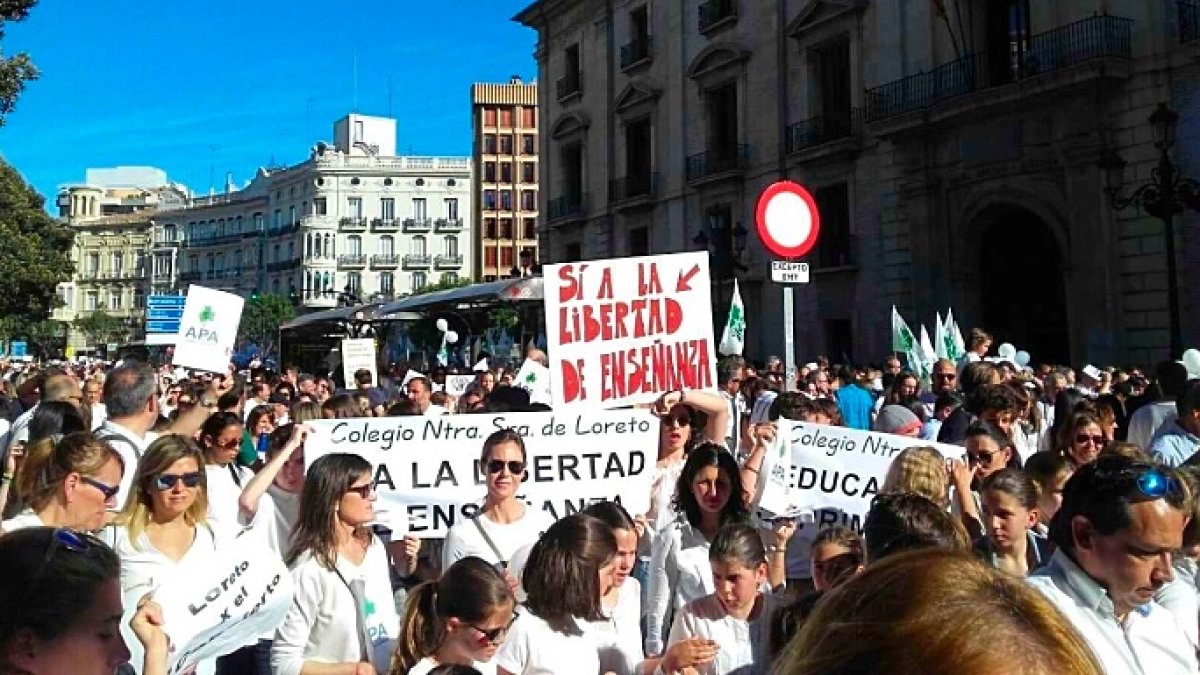 Manifestación multitudinaria en Valencia contra la política educativa del tripartito valenciano. FOTO: EP