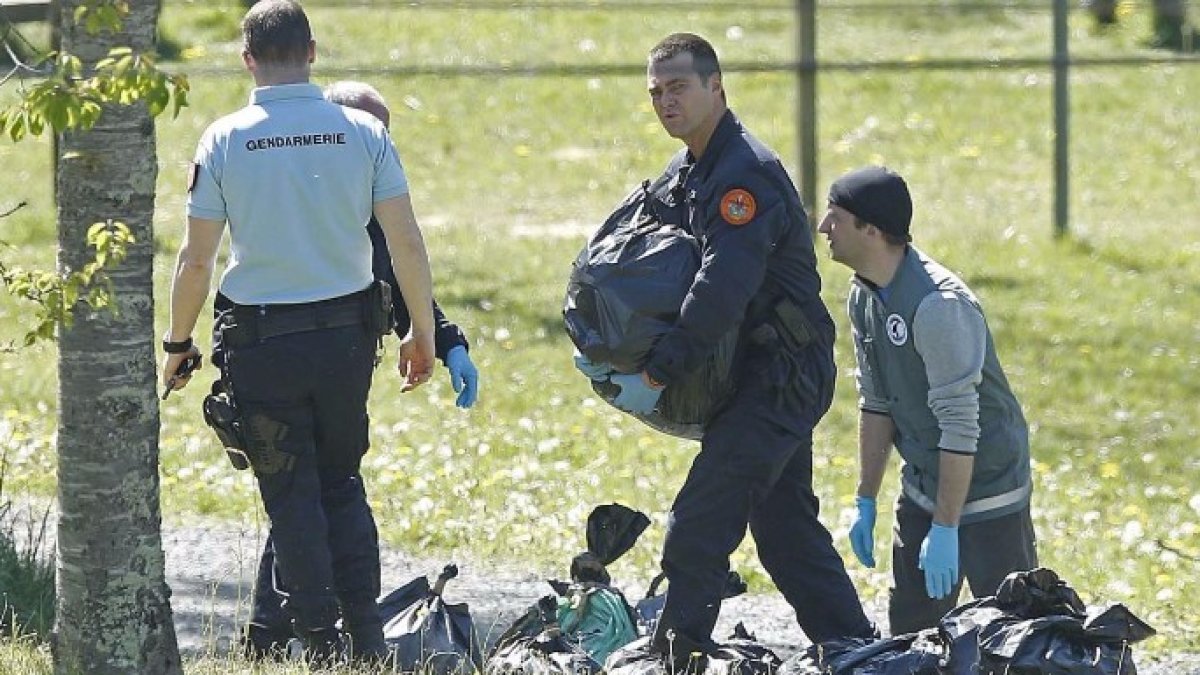Policías franceses en las inmediaciones de uno de los zulos de ETA.