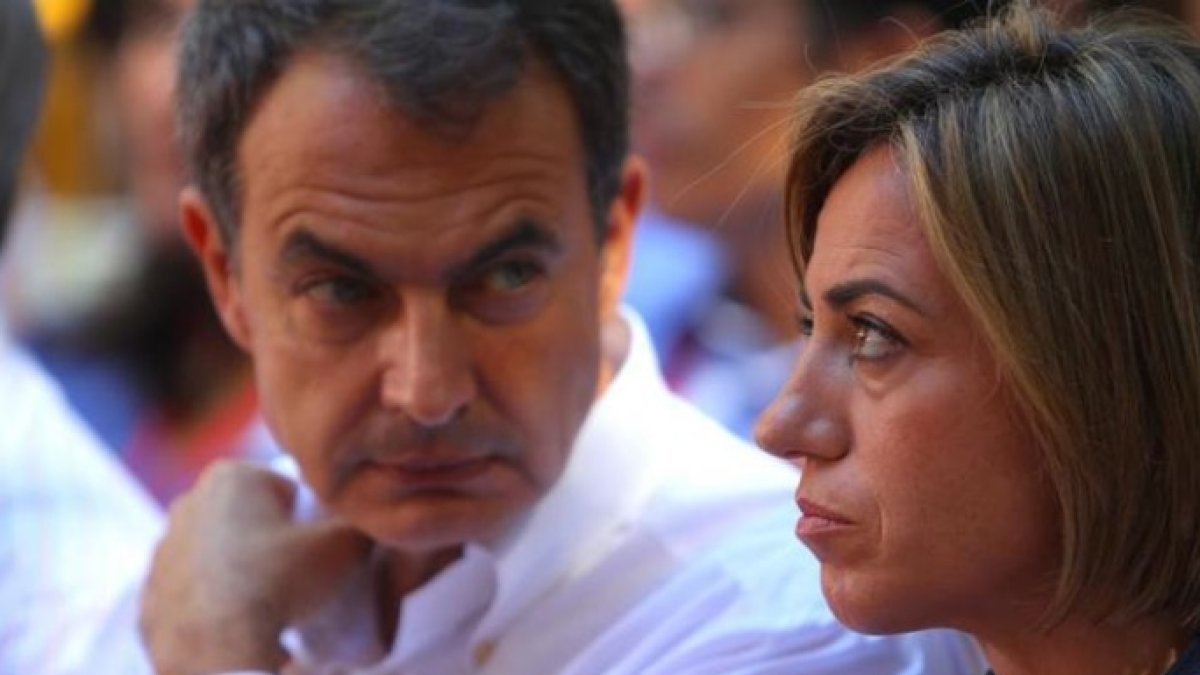 Zapatero, junto a la exministra de Defensa, Carmen Chacón, fallecida a los 46 años.