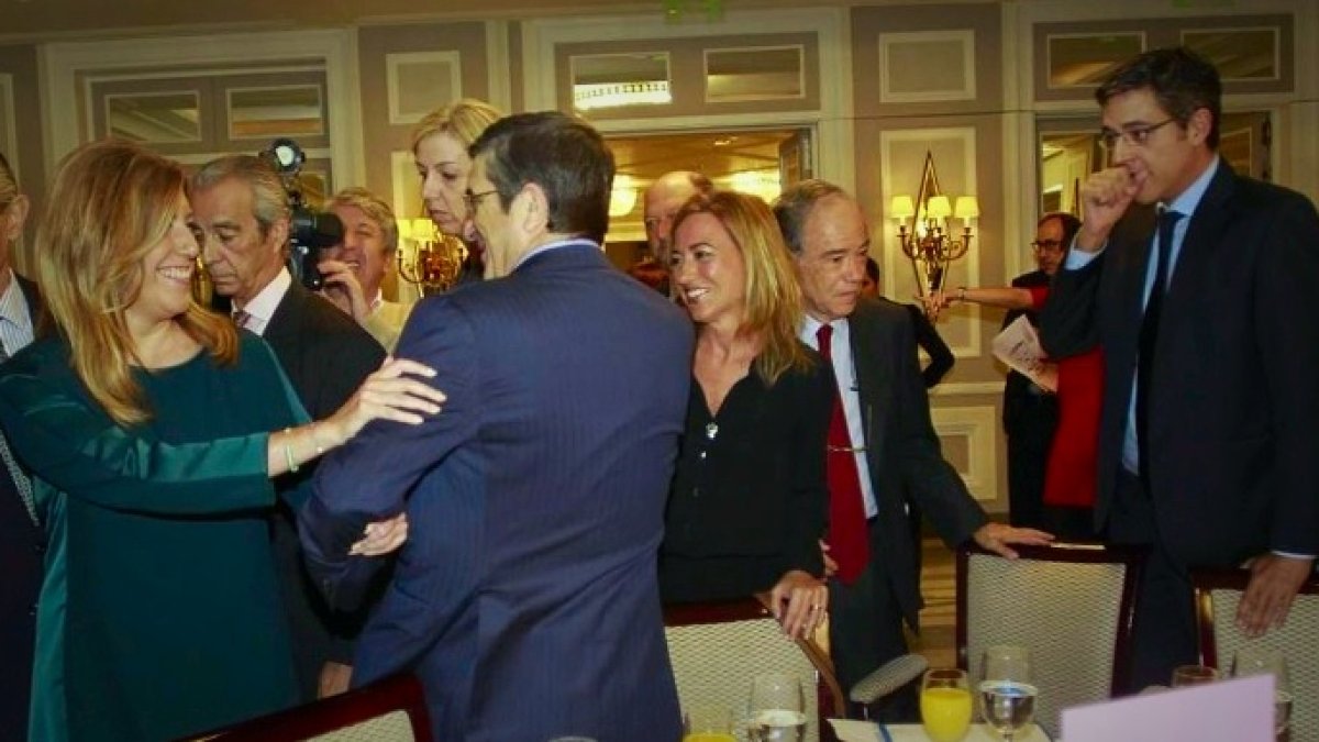 Susana Díaz y Patxi López se saludan en una imagen de archivo.