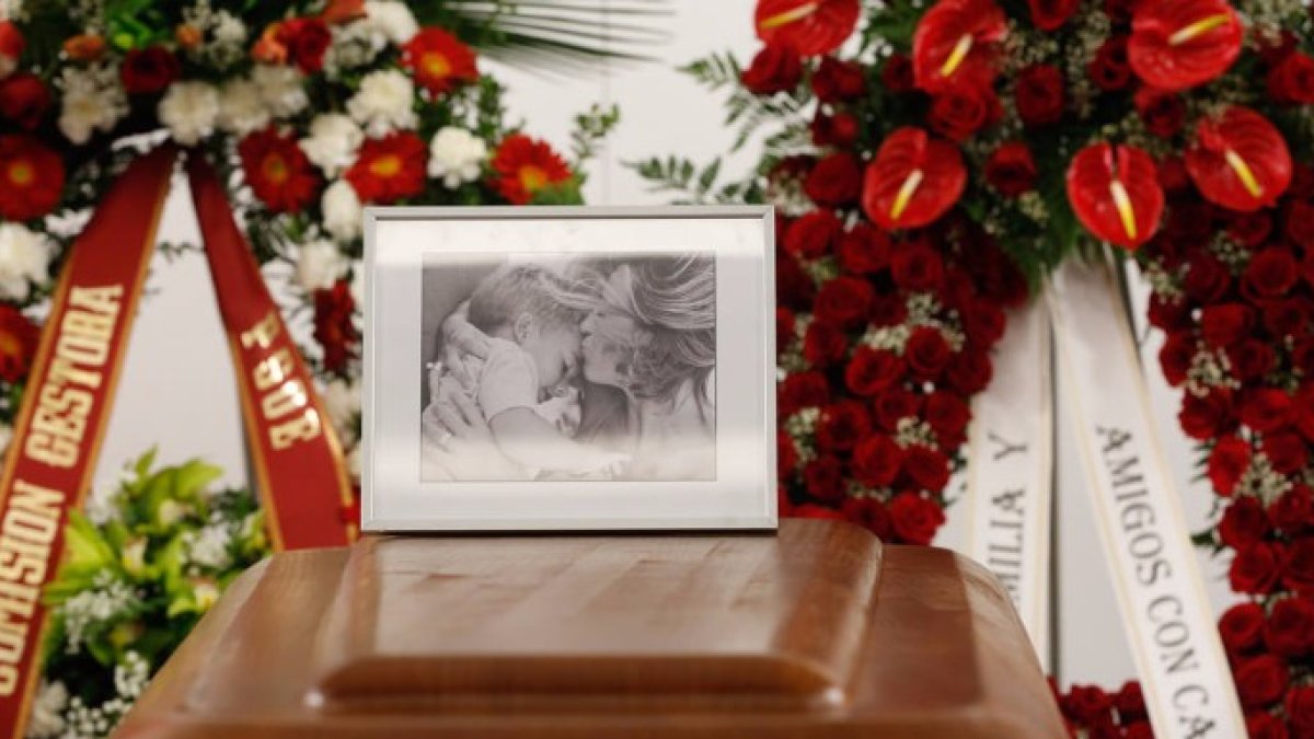 El féretro de Carme Chacón en Ferraz.