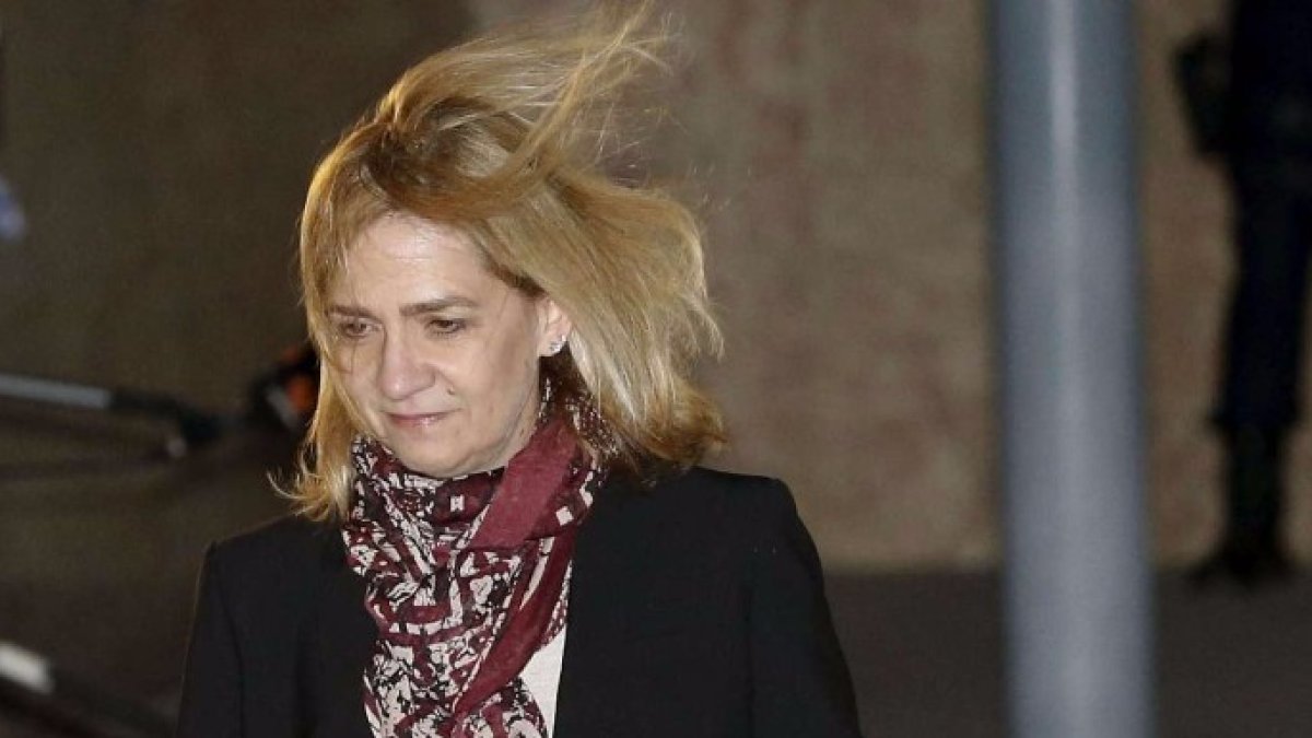 Carlos Herrera señala la única forma de coser el roto que Cristina hizo al Rey