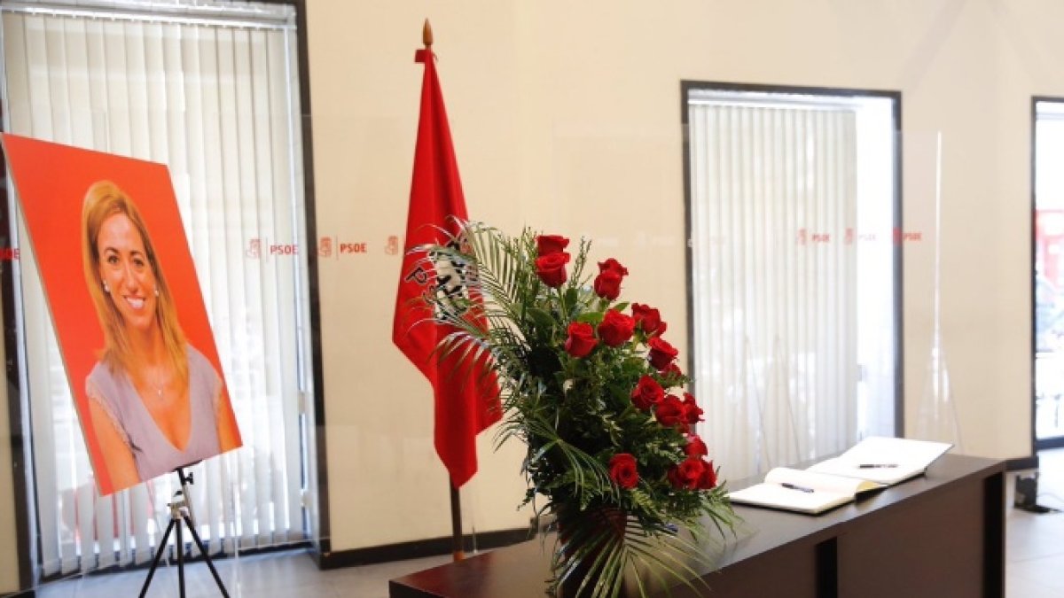 Una imagen de Carmen Chacón preside la sala con el libro de condolencias.