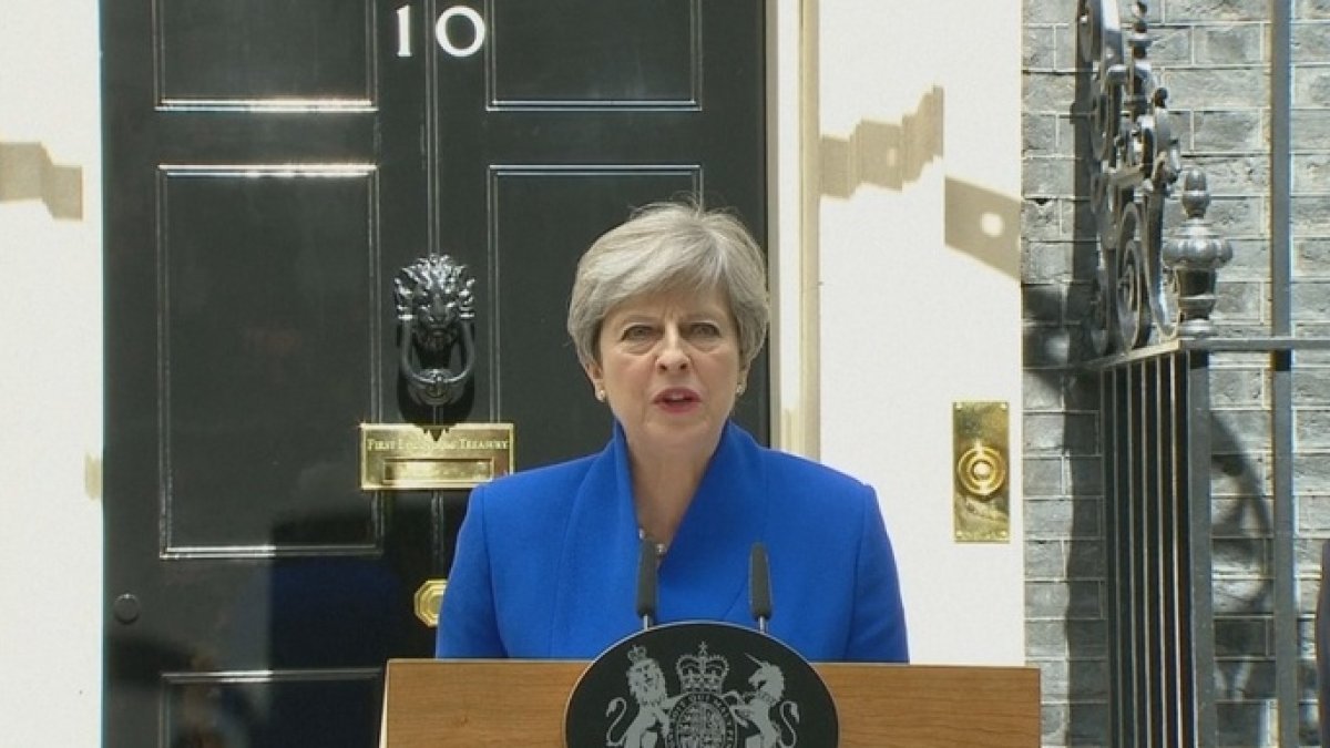 Theresa May, este viernes tras el escrutinio electoral en Reino Unido.