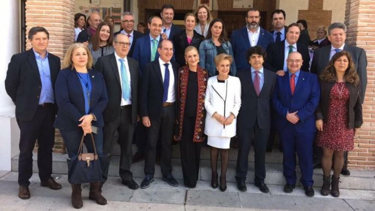 Luis M. Hervás (segundo por la derecha) en un reciente acto junto a Cristina Cifuentes