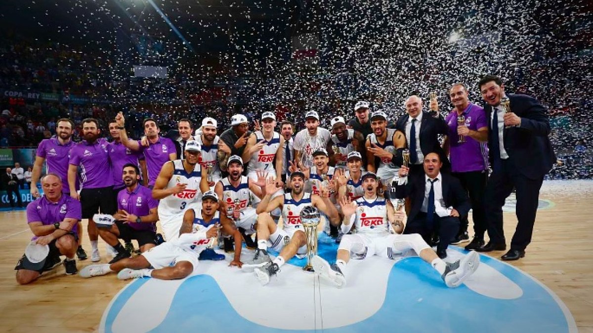 La plantilla del Real Madrid, celebrando el triunfo ante el Valencia en la Copa del Rey.