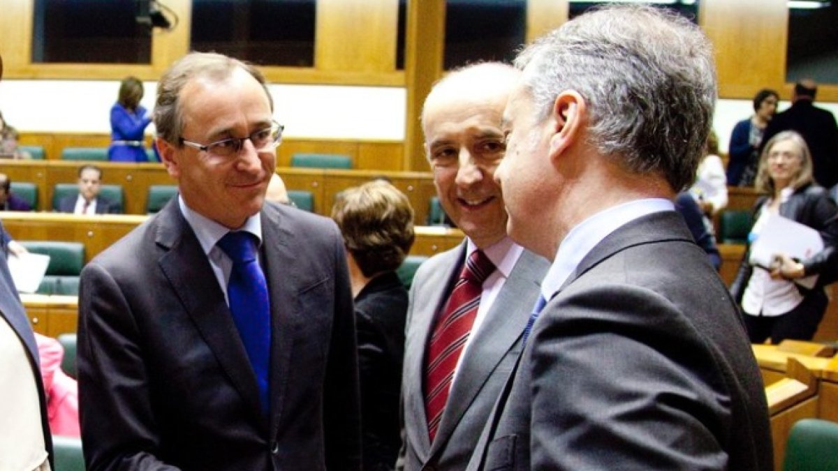 El líder del PP vasco, Alfonso Alonso, este martes, junto al lendakari, Iñigo Urkullu, tras la aprobación de los presupuestos vascos.