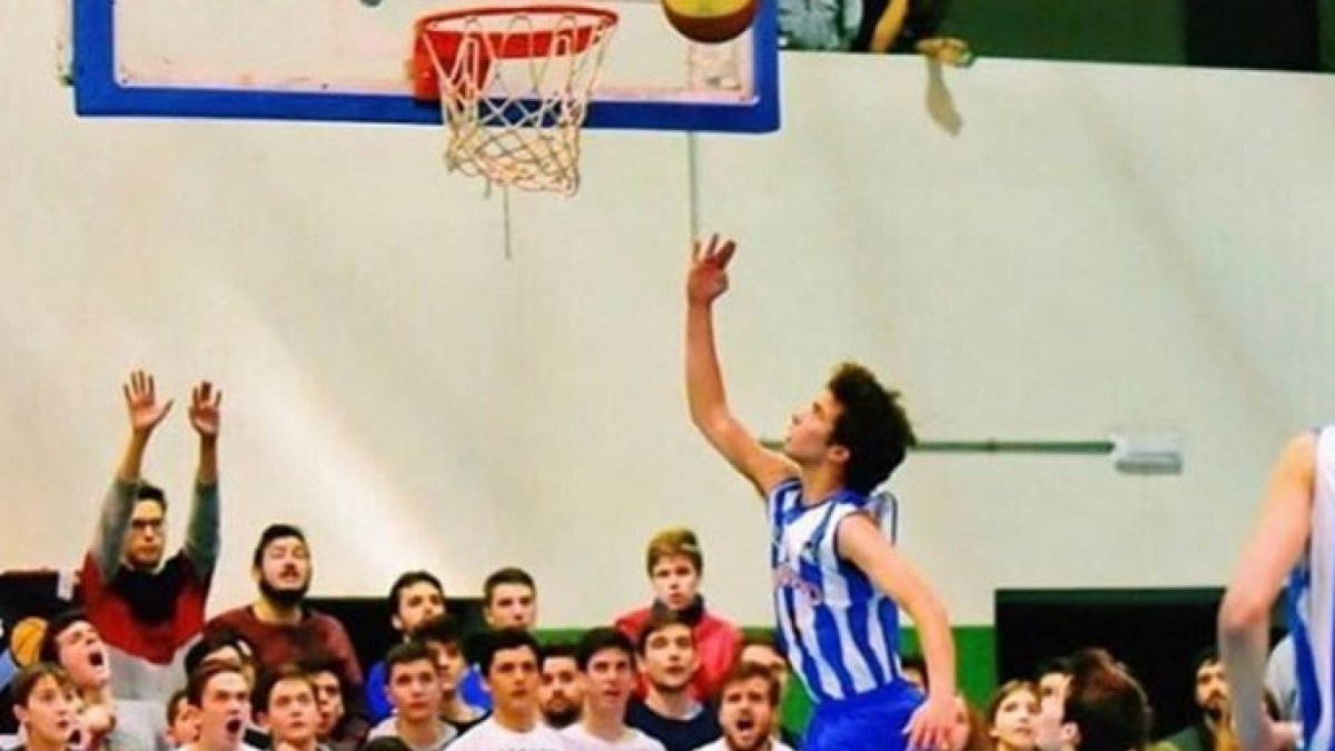 El equipo de basket del chico que murió en el ascensor emociona a las redes