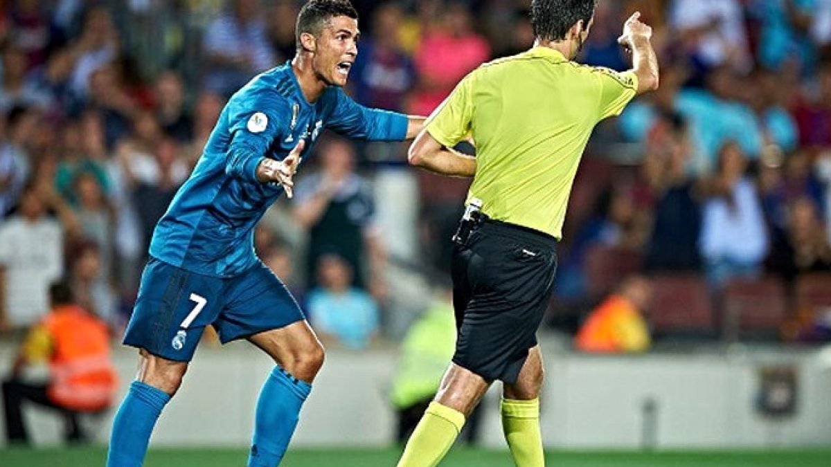 Cristiano protesta al árbitro tras su expulsión.