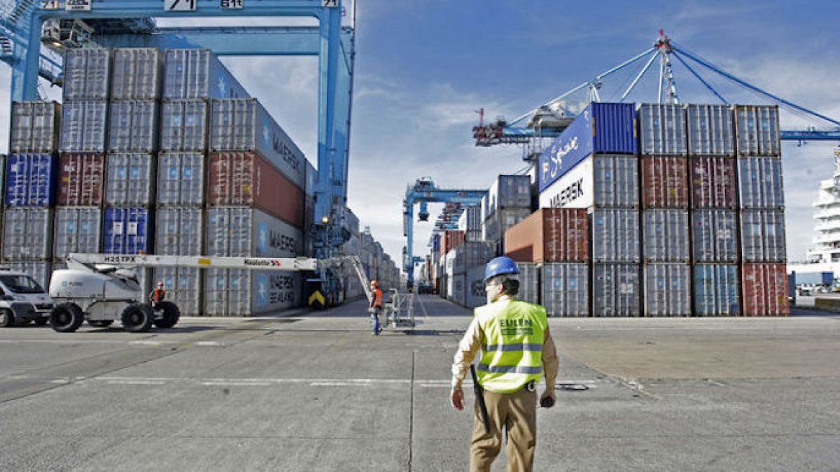 Los estibadores consiguen el rechazo a la reforma del sector