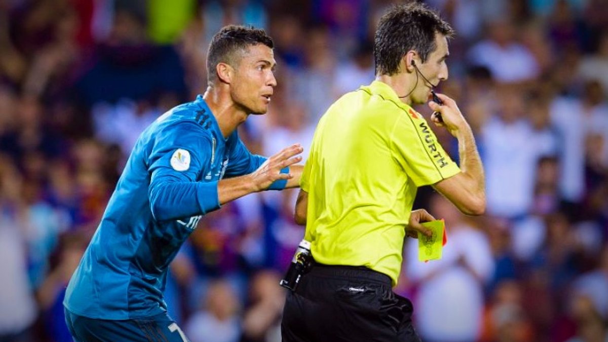 Cristiano Ronaldo y su famoso empujón al árbitro.