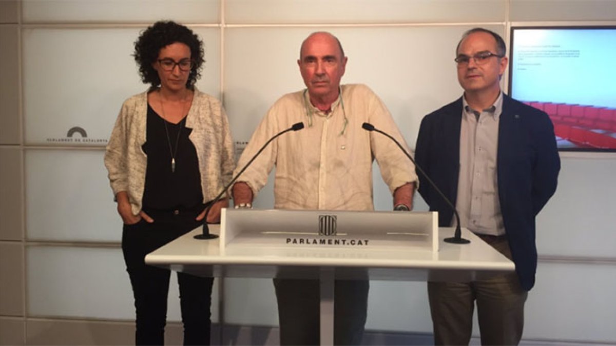 Lluís Llach junto a Jordi Turull y Marta Rovira