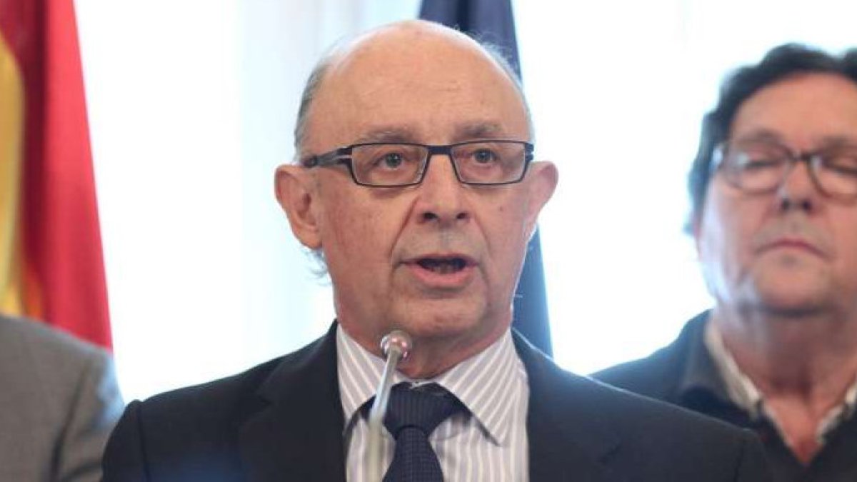 MOntoro, en marzo, cuando presentó el acuerdo con los sindicatos para crear más puestos de funcionario
