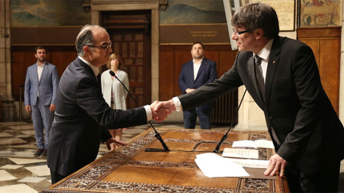 Carles Puigdemont da la bienvenida a Jordi Turull, nuevo consejero de Presidencia y portavoz.