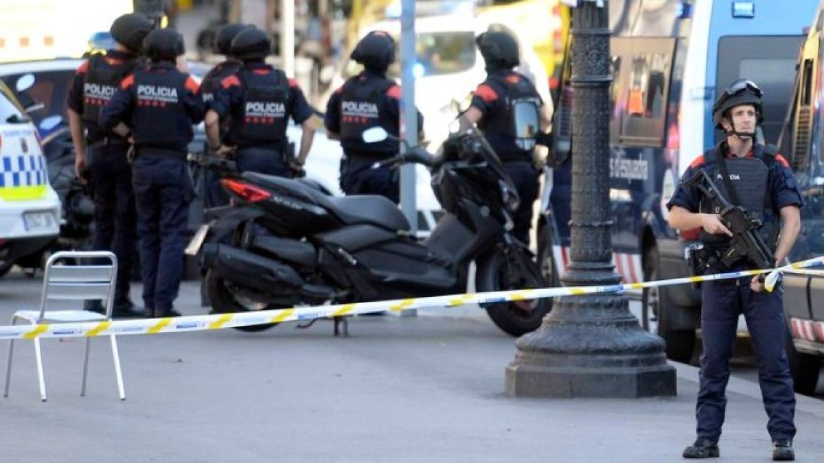 Agentes del dispositivo desplegado en Barcelona.