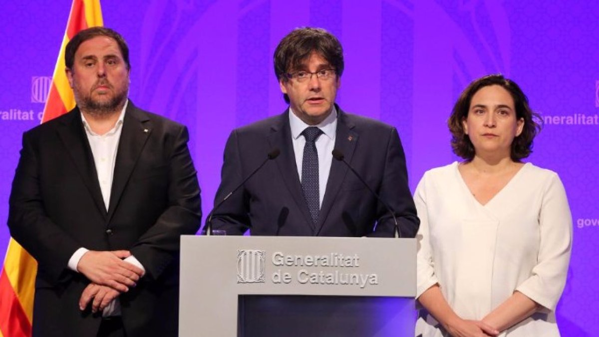 Pugdemont, flanqueado por Colau y Junqueras.