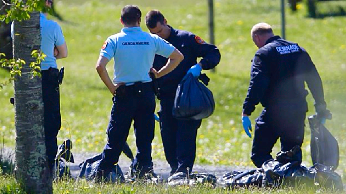 Gendarmes buscando armas de ETA en territorio francés.