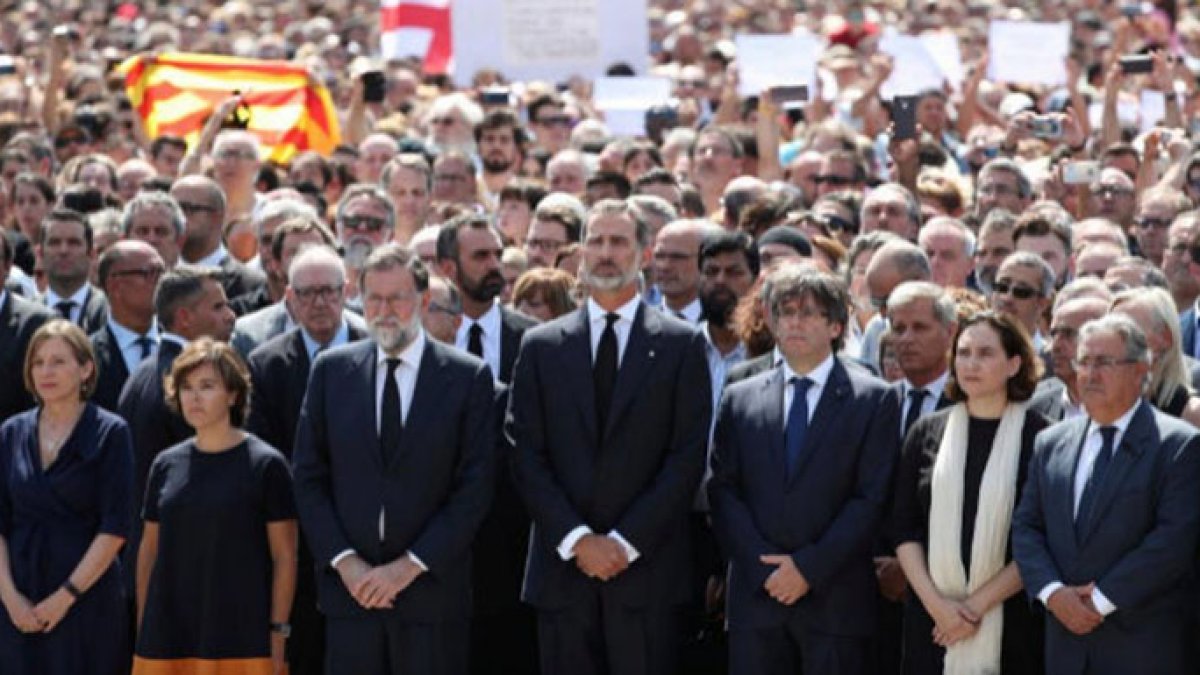 Minuto de silencio en Barcelona encabezado por el Rey.