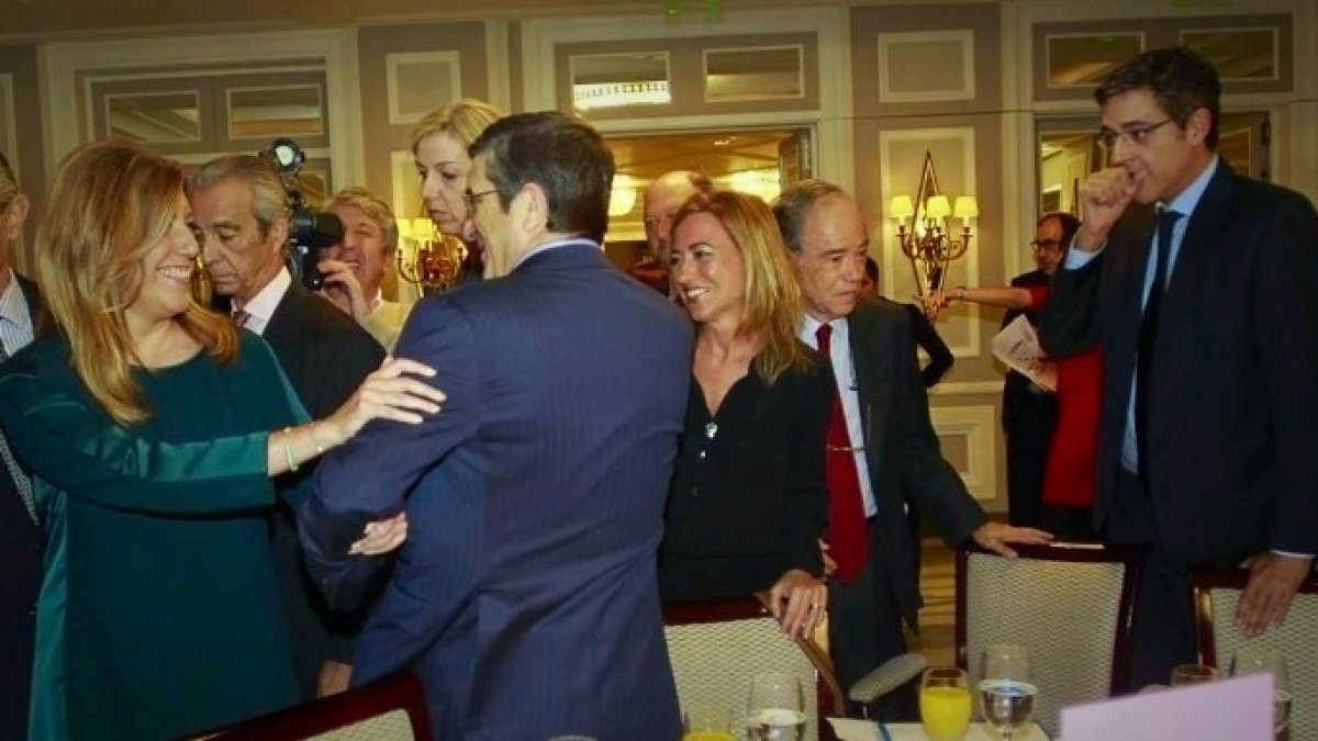 Susana Díaz saluda a Patxi López ante la atenta mirada de Eduardo Madina.