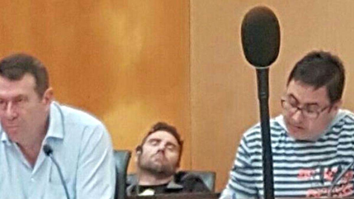 El líder de UGT, durmiendo en plena reunión.