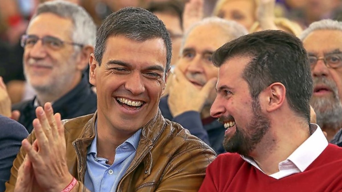 Pedro Sánchez, junto al líder del PSOE en Castilla y León.