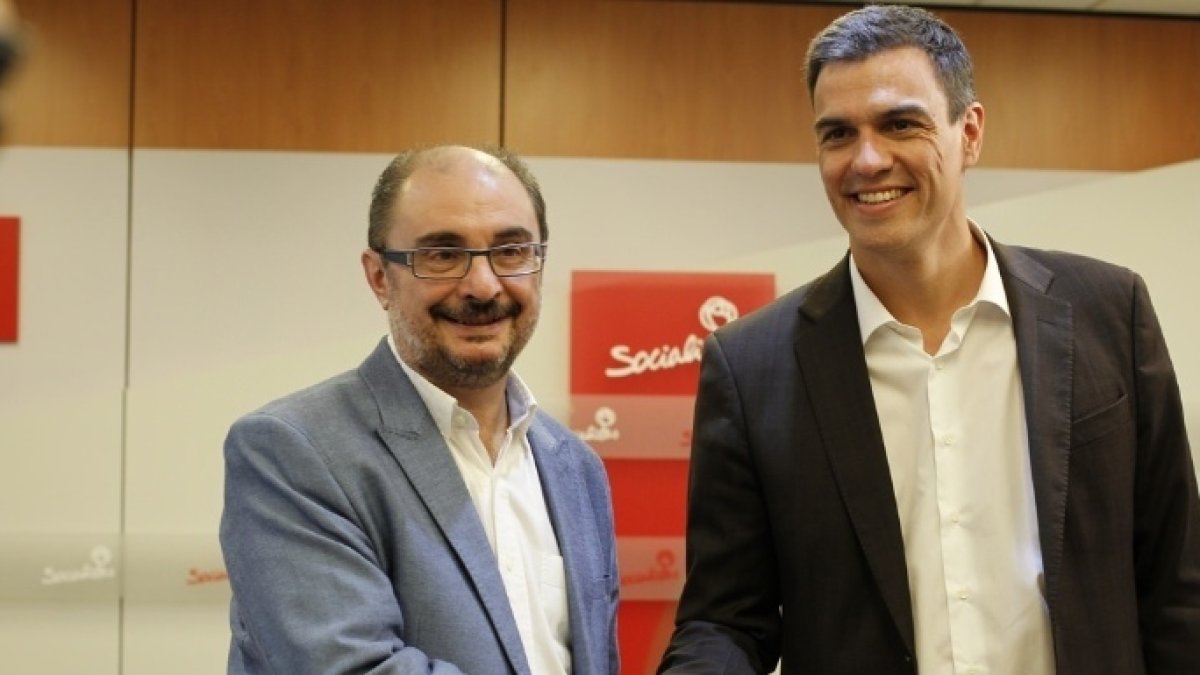 Eran otros tiempos: el presidente de Aragón, Javier Lambán, sonríe junto a Pedro Sánchez.