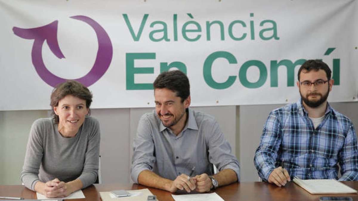 En el centro, el anterior portavoz. A la izquierda, su sustituta.