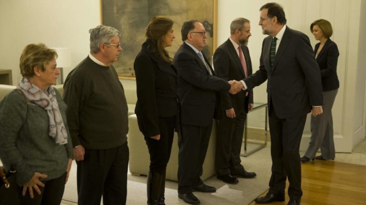 El presidente del Gobierno saluda a los familiares de las víctimas del Yak.