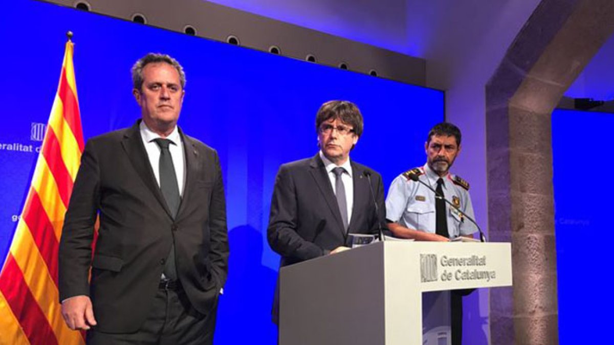 Puigdemont junto al consejero Forn y al mayor Trapero.