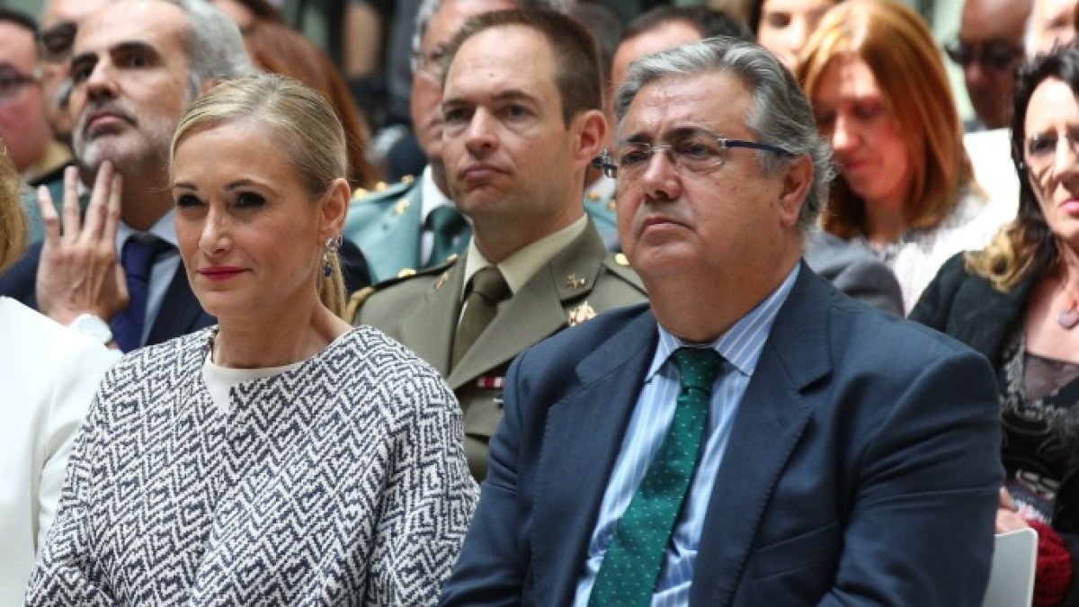 Cristina Cifuentes y el ministro del Interior, hace unos días, enla entrega de premios de la AVT