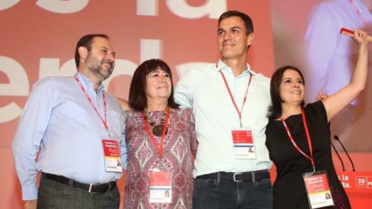 Sánchez y Narbona, flanqueados por Abalos y Lastra.