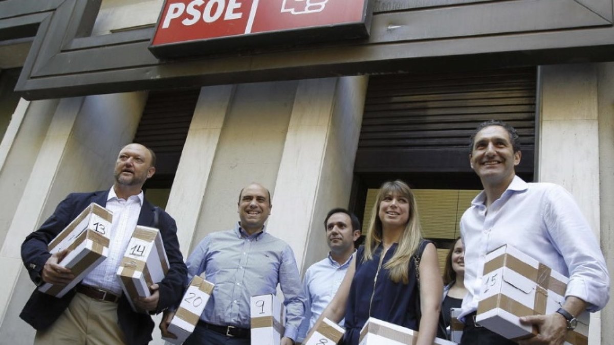 Dirigentes del PSOE, en 2014, llevando avales a favor de Pedro Sánchez.