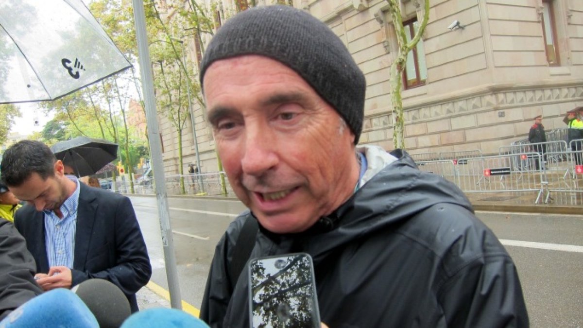 Lluis Llach, disimulando con arte su alopecia (EP)