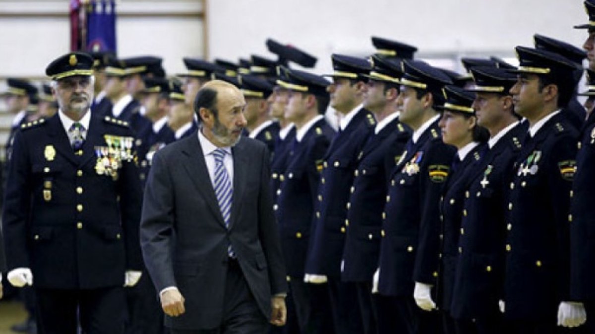 Rubalcaba, rodeado de policías durante su etapa como ministro del Interior.