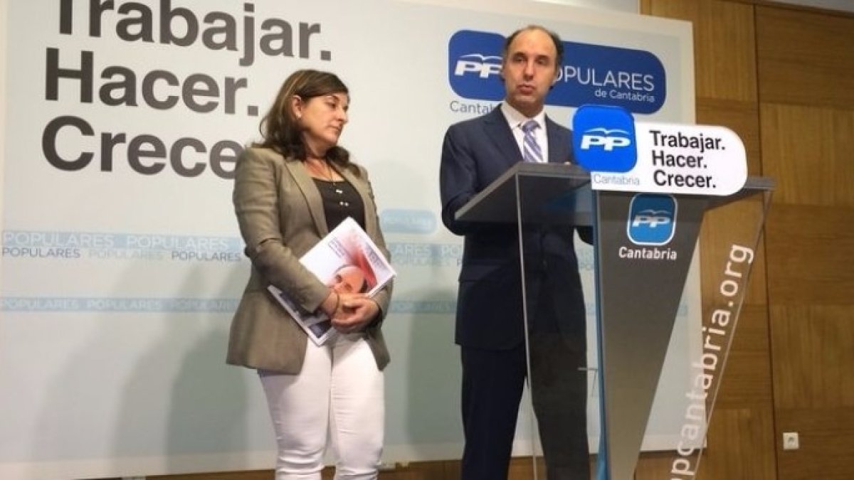 El presidente del PP de Cantabria, Ignacio Diego, y su número dos, María José Sáenz de Buruaga.