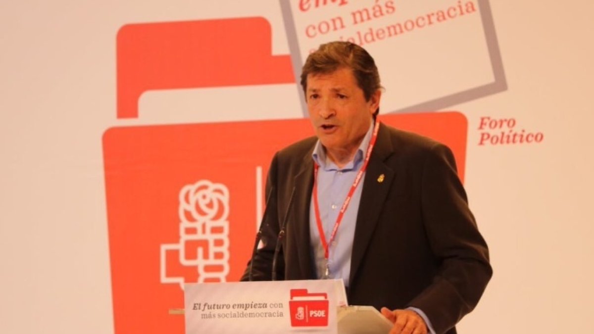 Javier Fernández, este sábado, presentando la Ponencia del 39 Congreso del PSOE