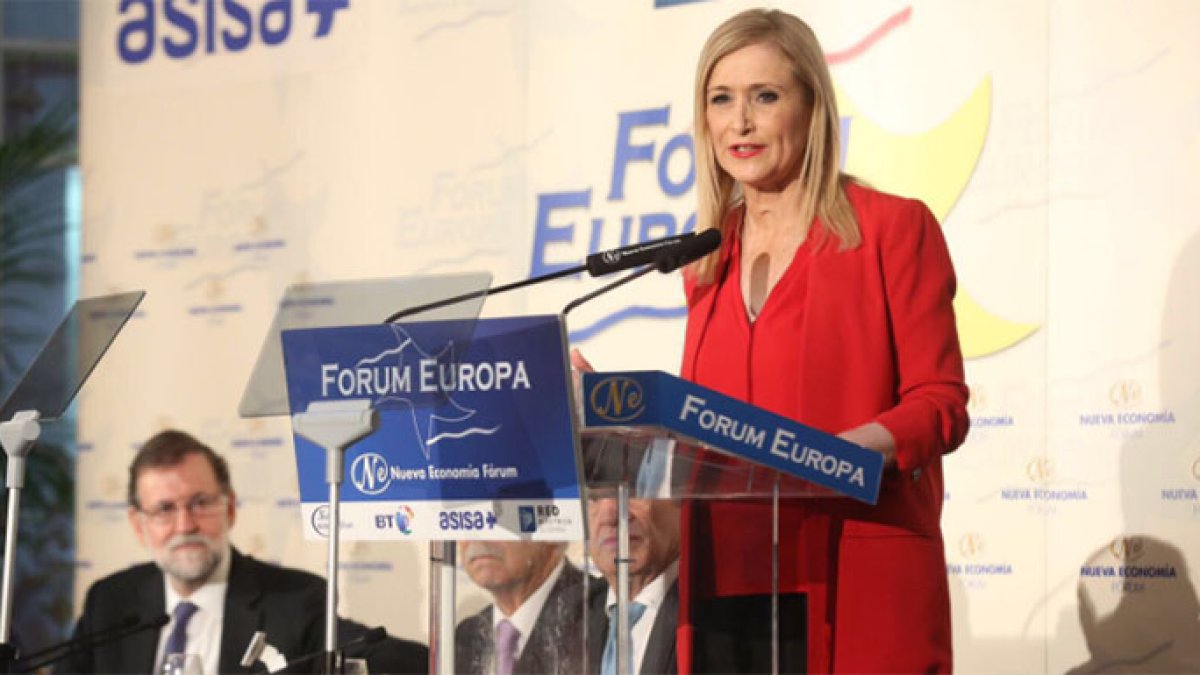 Cifuentes habla a un auditorio lleno.