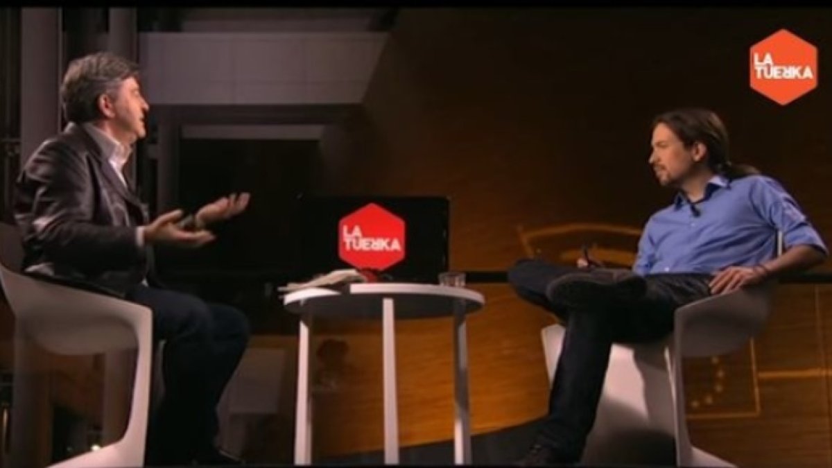 Pablo Iglesias, en 2015, entrevistando a Melenchón en La Tuerka.