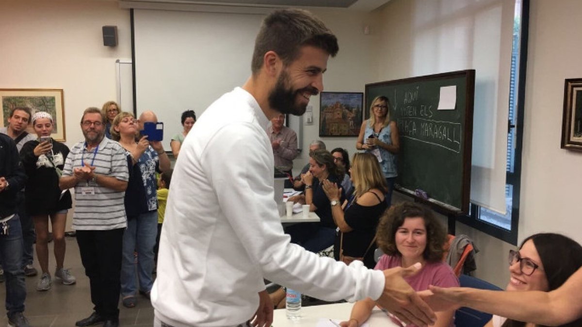 Piqué, 'votando' y sonriendo